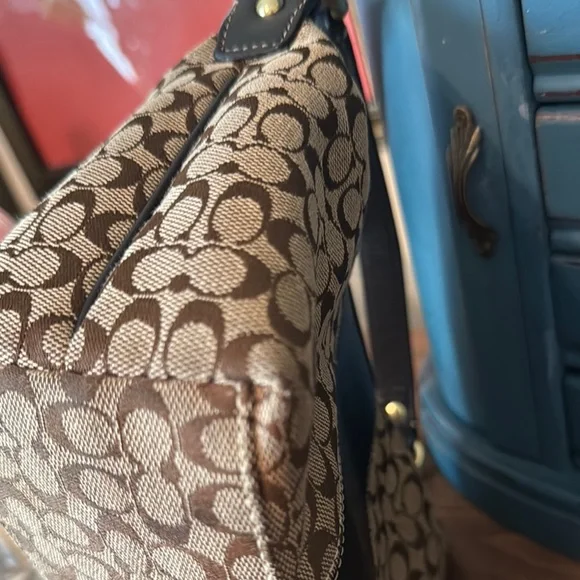 ๐๐ป๐๐คCoach Brown and tan mini Bag with Signature - Picture 4 of 15